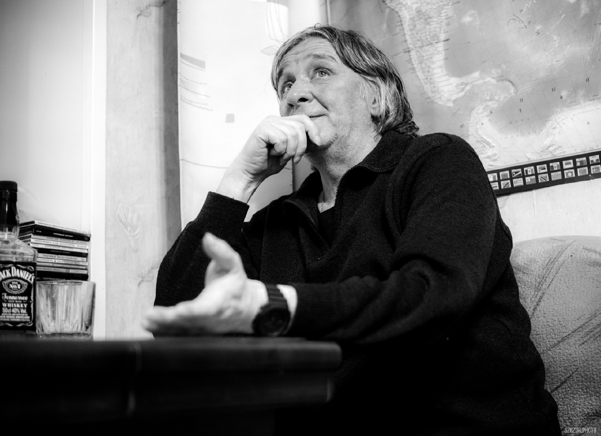 "Сантим" Илья Малашенков. 03.02.2026. Интервью на кухне Олега Панарьина. Фото Петра Ляхова