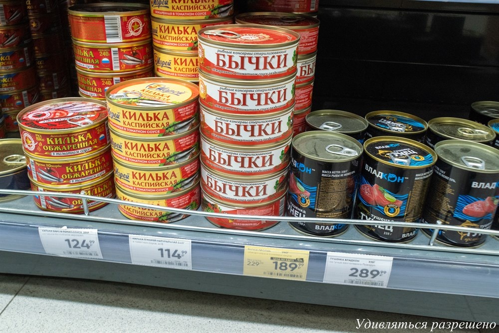 на полке в магазине