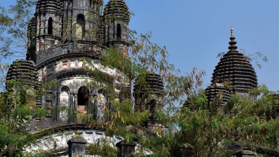 В тени шумной дороги Толлигандж-роуд в Калькутте скрывается почти забытый храмовый комплекс — Чото Рашбари