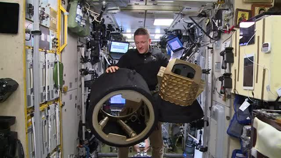 Сергей Кудь-Сверчков демонстрирует оборудование гиперспектральной системы в МЛМ «Наука». Фото: Роскосмос