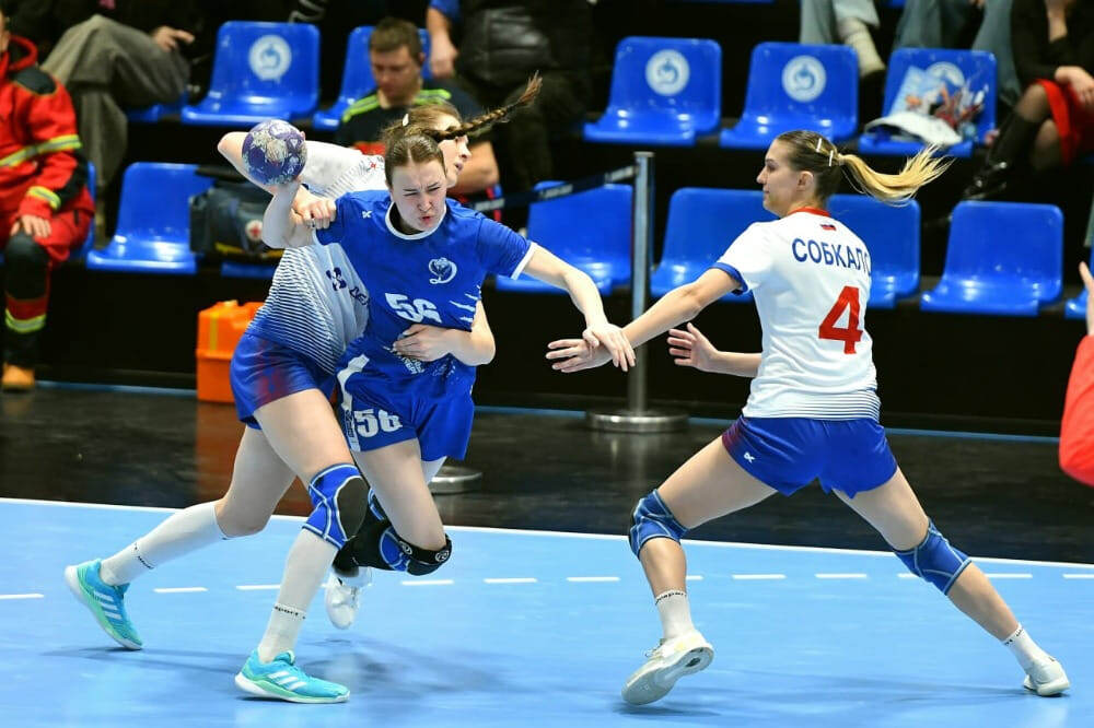    Волгоградка Екатерина Скивко в борьбе с защитой ЦСКА