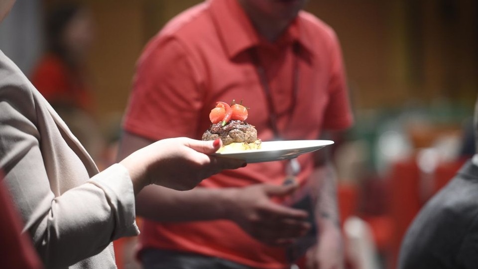 «Выживаем засидевшихся гостей шваброй»: Ростовский официант рассказал, как в кафе пережили 8 Марта