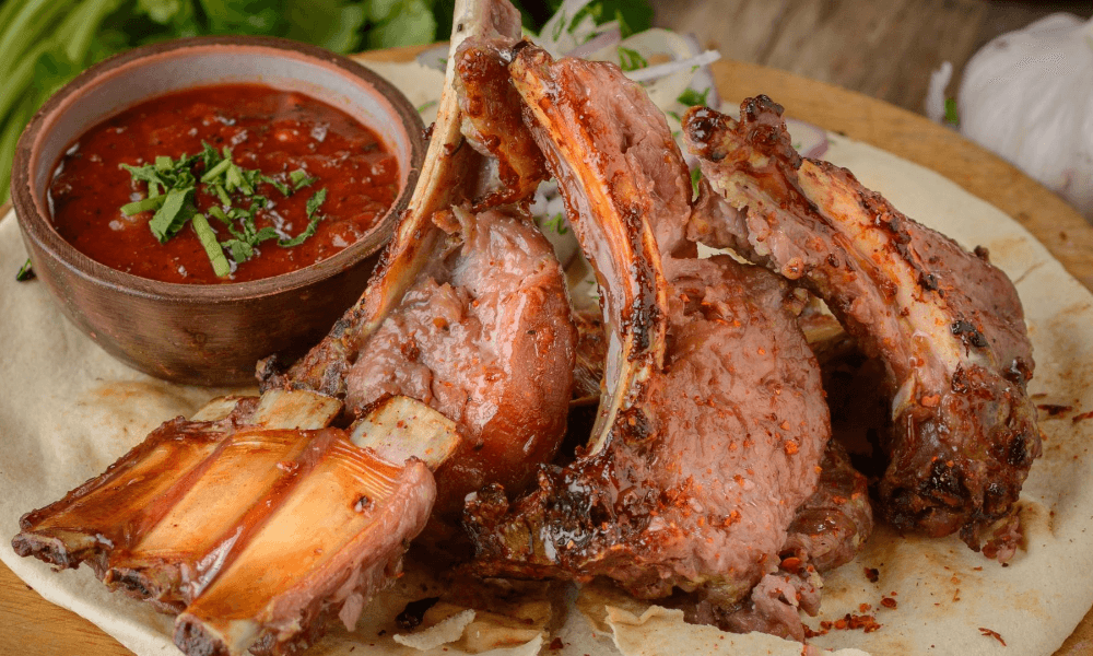 Хоровац - знаменитый армянский шашлык, приготовленный на углях и поданный на лаваше с овощами.