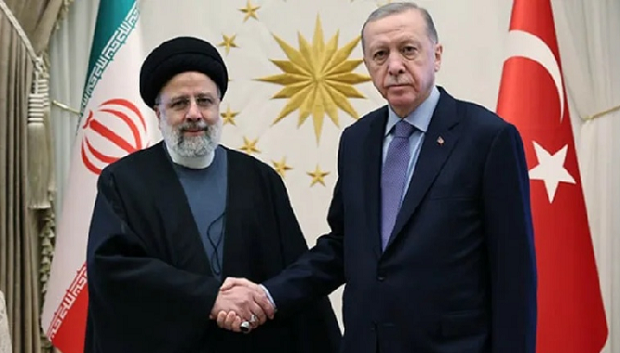 Президент Турции Эрдоган жмет руку Верховному лидеру Ирана Али Хаменеи