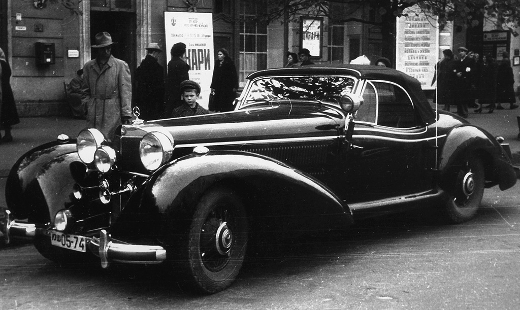 Mercedes-Benz 540K с уникальным кузовом на московской улице