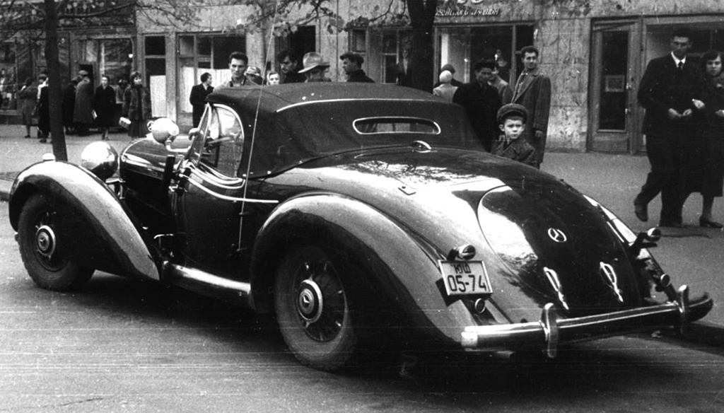 Одна из особенностей эксклюзивного кузова — запаска в нише под крышкой