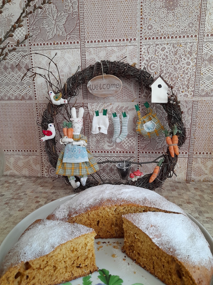 Вчера к празднику испекла медовик