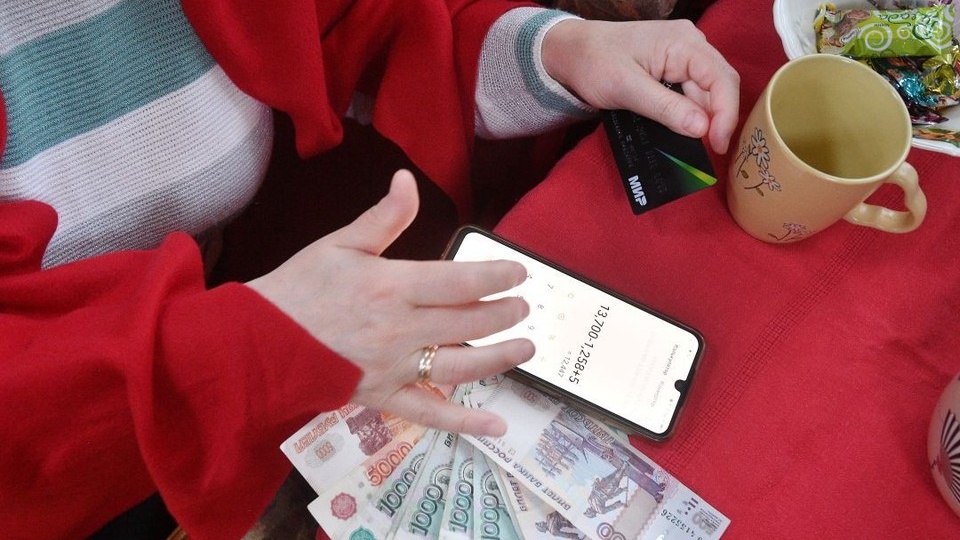 Пожилая ростовчанка лишилась десяти тысяч рублей из-за потери банковской карты