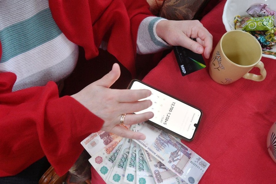    Житель донской столицы нашел на улице чужой пластик и оплатил им 27 покупок. Алексей БУЛАТОВ