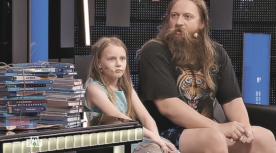 Алиса Теплякова со своим отцом на ток-шоу (кадр НТВ)