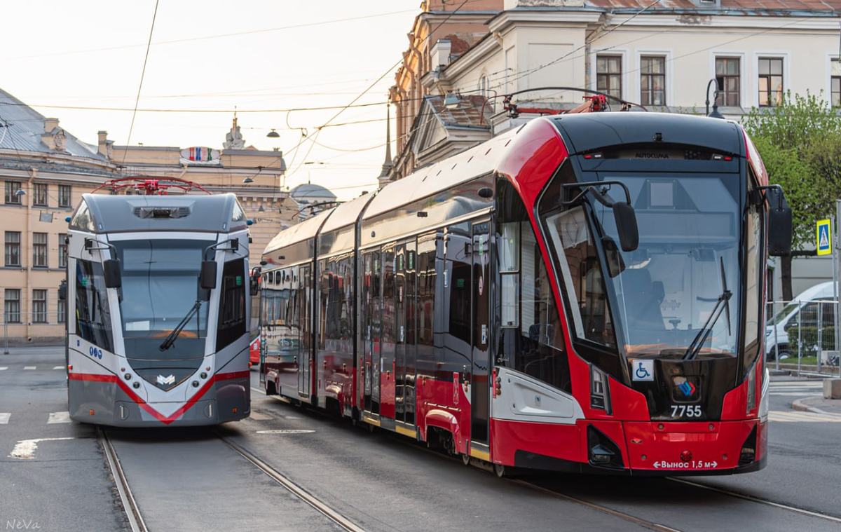 Трамваи БКМ Т811 и 71-932 «Невский» на выставке в Санкт-Петербурге. Источник: NeVa/transphoto