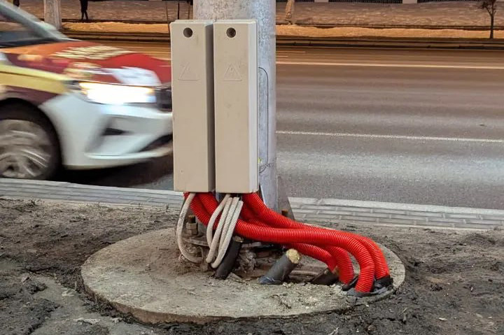 В Сети недовольны новыми столбами на пр. Независимости. «Мингорсвет» призвал не торопиться с выводами