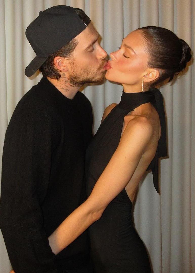    Никола Пельтц поздравила Бруклина БекхэмаСоцсети Николы Пельтц