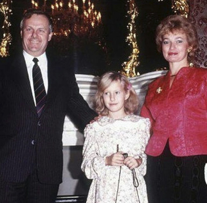 Маленькая Ксения с мамой и папой