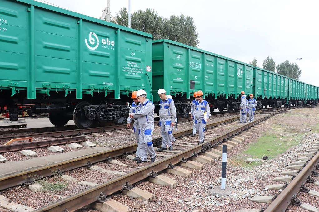 Полувагоны модели 12-9922 производства ташкентского Литейно-механического завода. Источник: «Узбекистон темир йуллари»