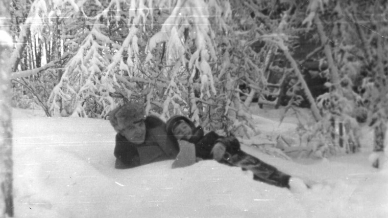 Фото автора. 80 годы двадцатого века. Вот мы и дома. Есть время поиграть с сынишкой.