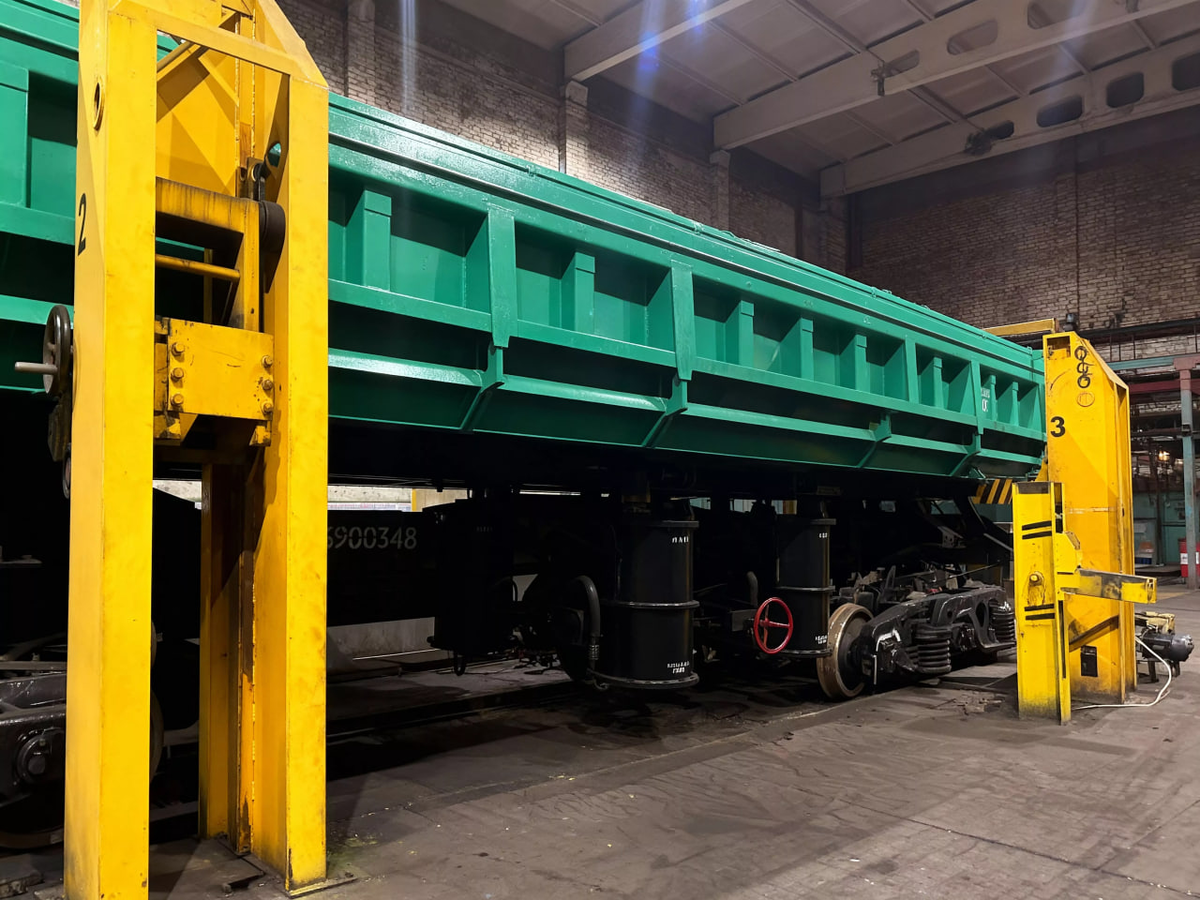 Думпкар во время приемки после ремонта в депо «Кемь». Источник: ОМК