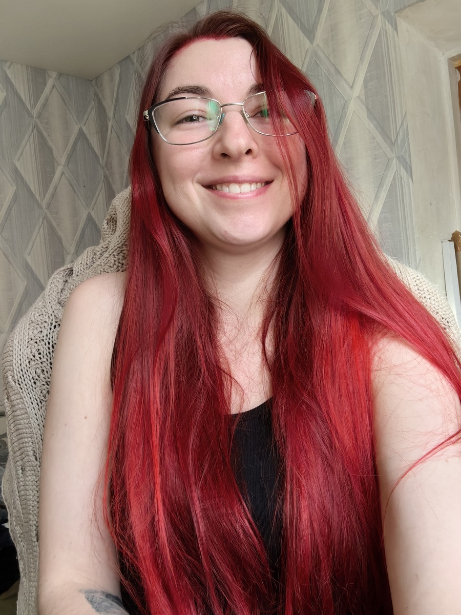 Сижу довольная с красной головой) 