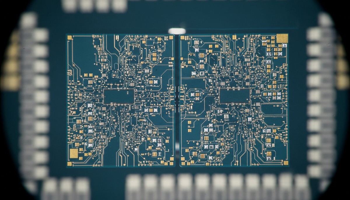    Два кристалла на одной подложке — выглядит как будущее, потому что так и есть