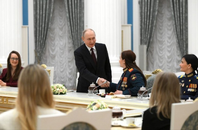 Документальный фильм «Женщины-герои: Курск» представили Владимиру Путину