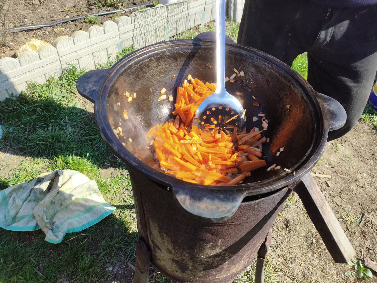 Овощи обжариваются