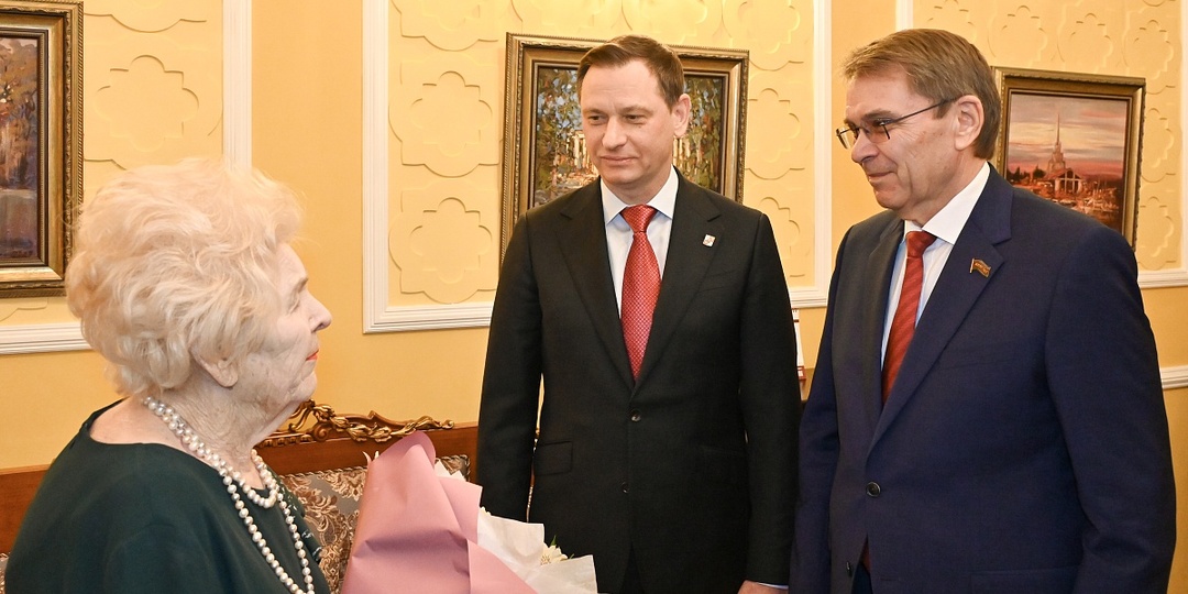 98 лет мудрости и добра: мэр Сочи поздравил с 8 Марта заслуженного учителя Веру Шибалову