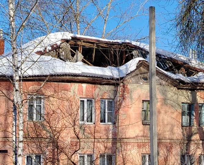 Крыша многоквартирного дома обрушилась в Арзамасе