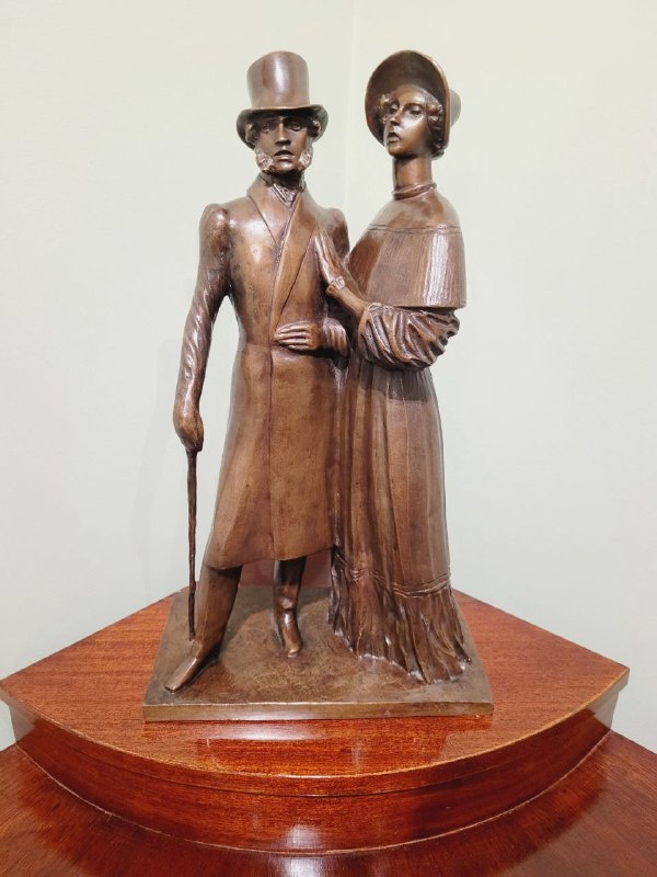 Бронзовая скульптура, изображающая Пушкина и Гончарову