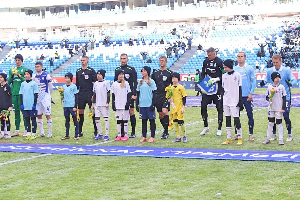 Торжественное построение. В руках детей букеты цветов, так как матч проходил в женский праздник.