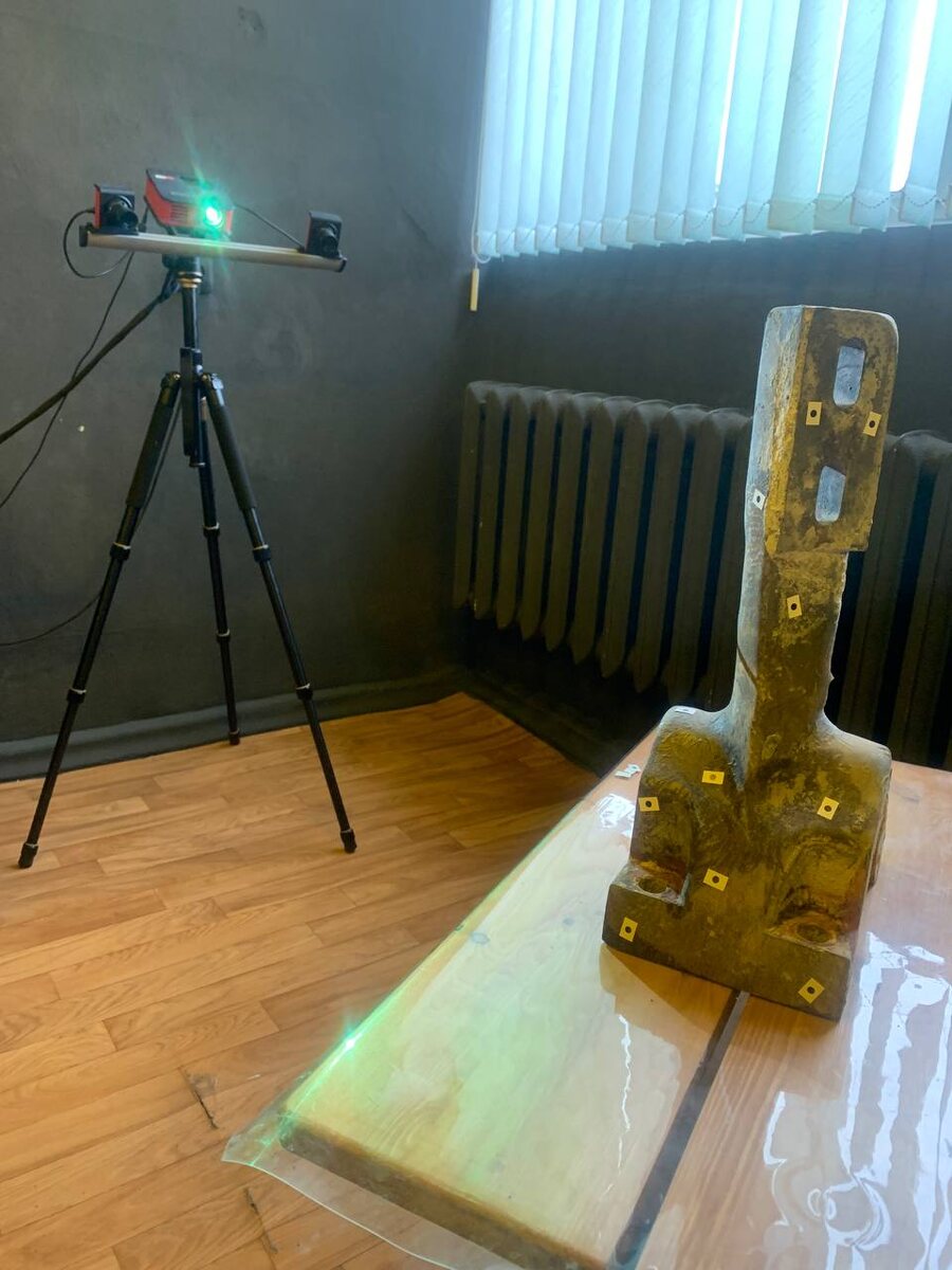 Когда критичная запчасть зависит от долгой зарубежной поставки, вопрос быстро становится производственным, а не логистическим. В этом кейсе по одной запасной лопасти подготовили мастер-модель для литья, и завод получил возможность заказывать новые детали в России по мере износа.