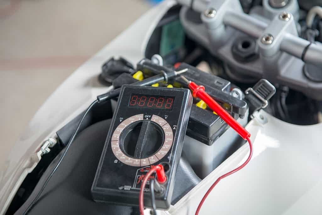 Проверяем напряжение на аккумуляторе мультиметром