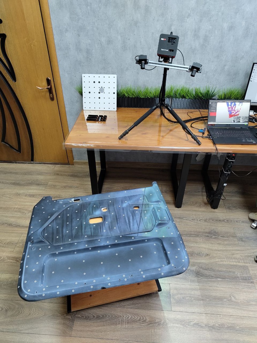 В автозвуке проблема часто не в самих динамиках, а в том, как правильно встроить их в интерьер автомобиля. В этом кейсе сканирование дверной карты помогло разработать подиумы под конкретные динамики, подготовить модели для 3D-печати и собрать решение, которое дало и нужную посадку, и аккуратный внешний вид.