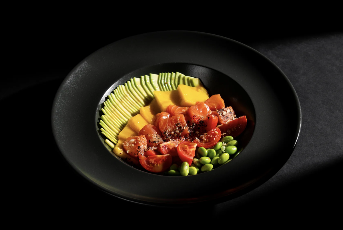 Боул с лососем и цитрусовым соусом. Меню Cocos Collection