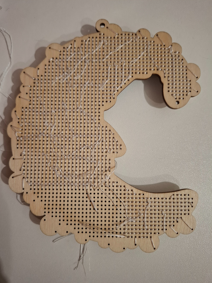 Сзади хвостики надежно прихвачены стежками