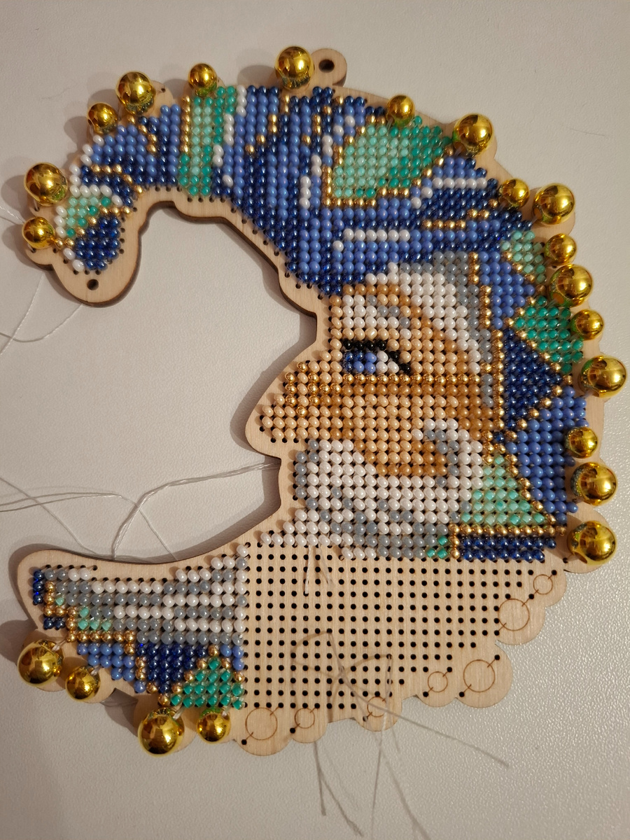 Спереди ниточки торчат временно - до тех пор, пока не пройдусь по ним стежками