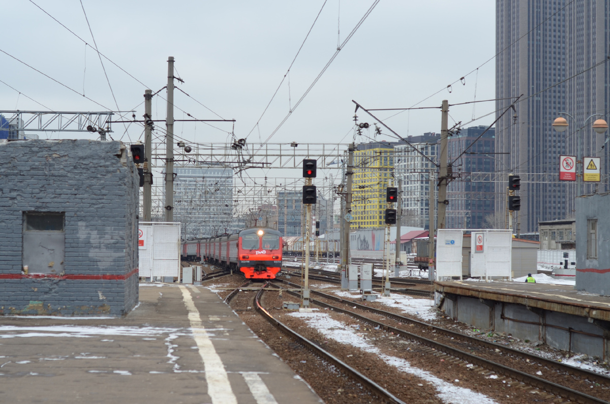 Демиховский монстр (с) прибывает на станцию.