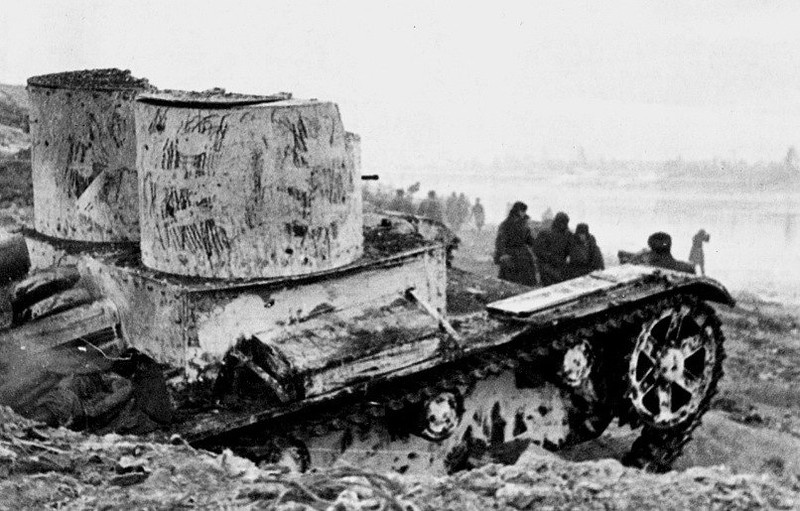 Пулеметный вариант Т-26 на берегу Невы. 