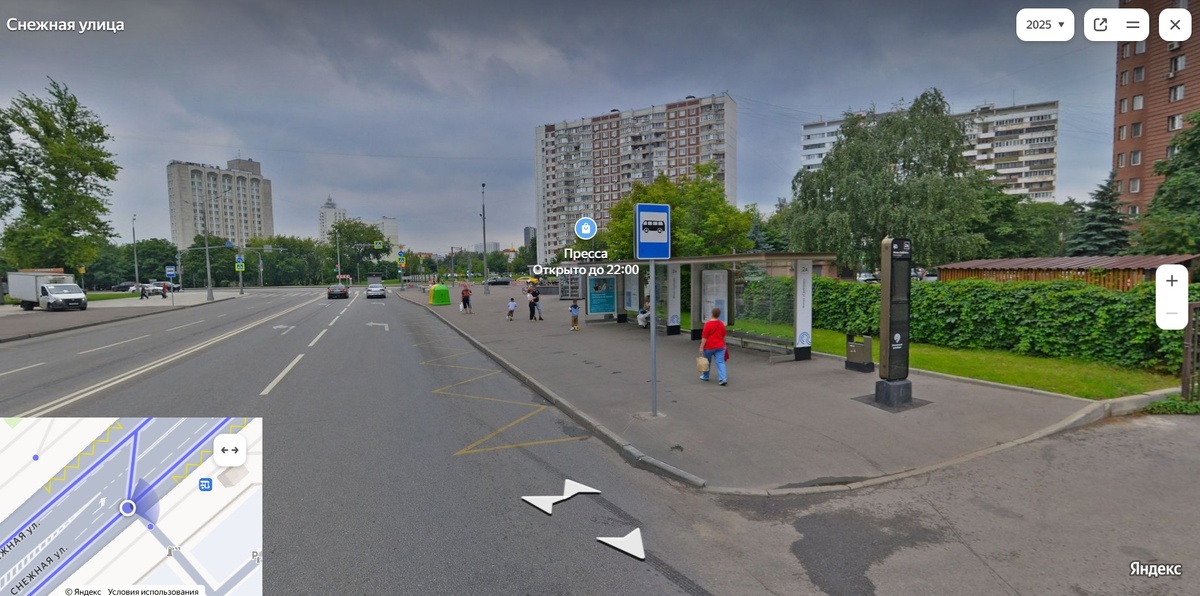 На скриншоте с Яндекс-панорам людей нет, а вот вечерами в будние дни их очень много.