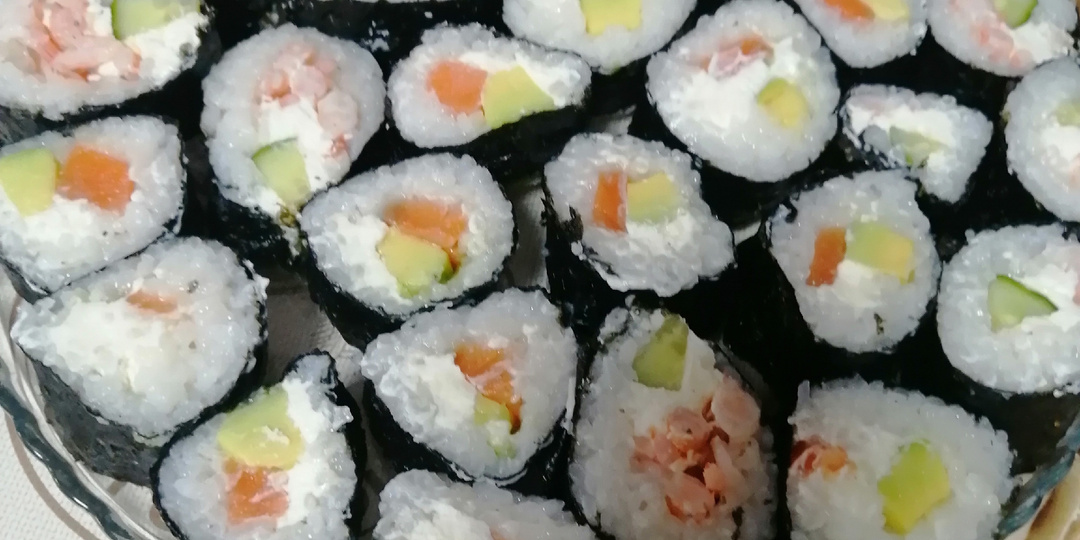 Я вчера училась делать роллы.