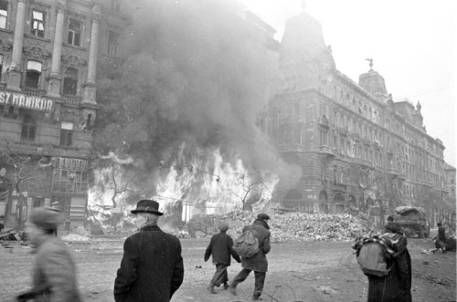 Фотография. Горящее здание. Будапешт, 1945 г.