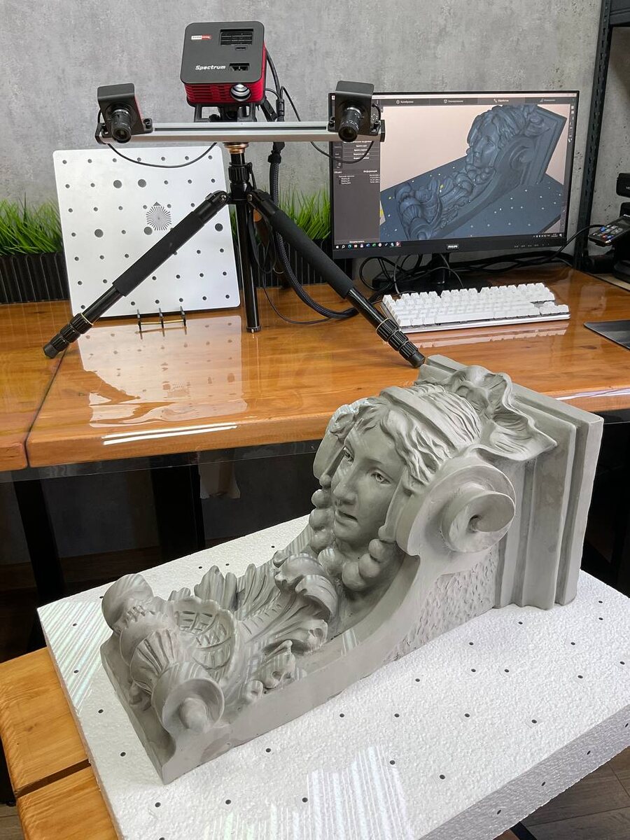 Когда оригинал существует в одном экземпляре, любая операция с ним — это риск. В этом кейсе скульптуру сначала отсканировали, а уже потом передали в тиражирование. Так у заказчика появилась цифровая копия, которую можно использовать как резерв, если оригинал будет поврежден при снятии формы.
