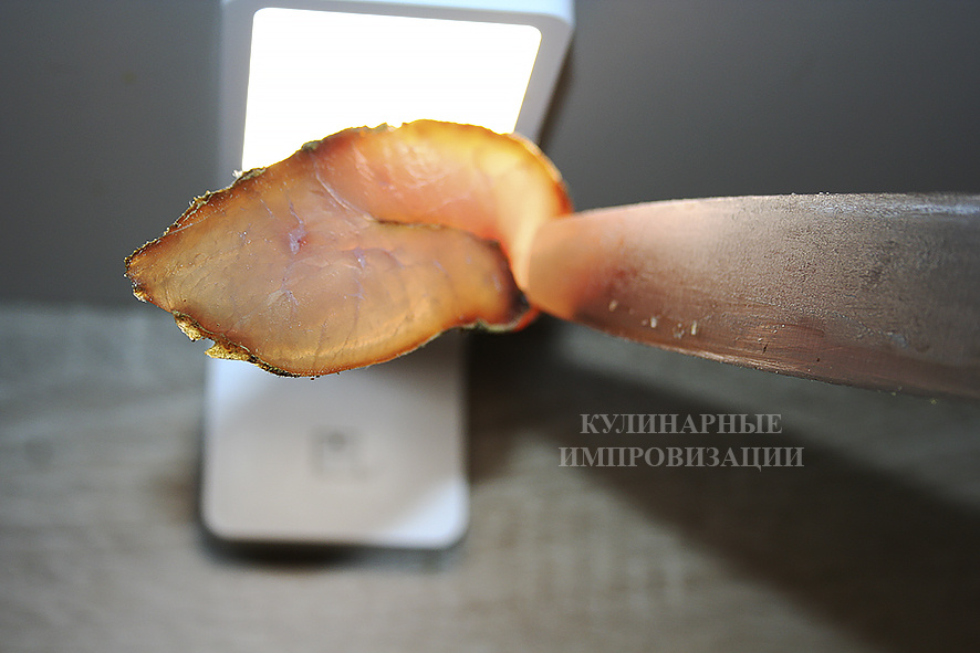 Это тонкий кусочек свиной вырезки, снятой на просвет