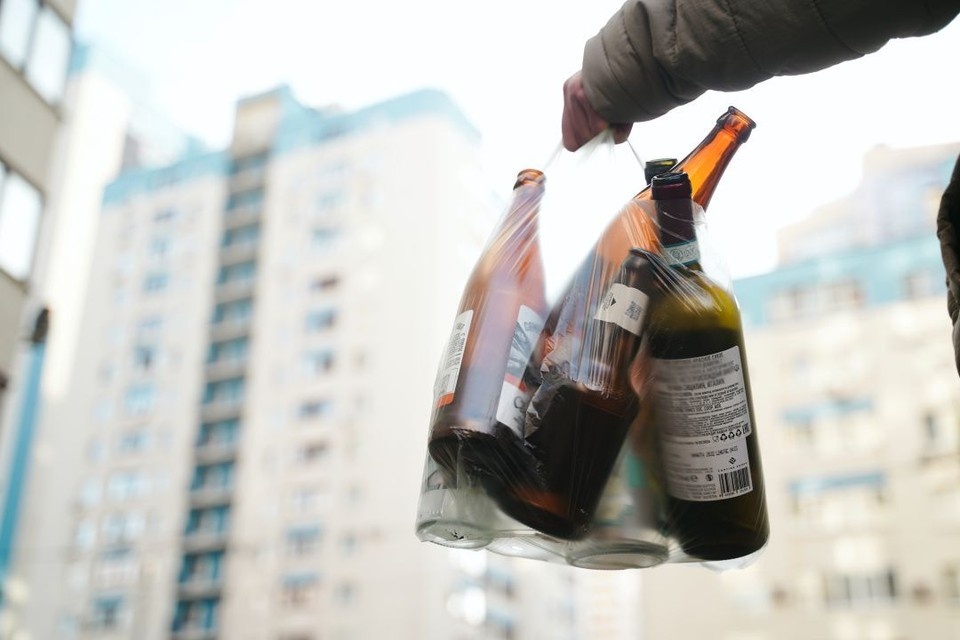    Тяжелый пакет пробил лобовое стекло и повредил капот автомобиля у дома №151 по проспекту Ленина Светлана МАКОВЕЕВА