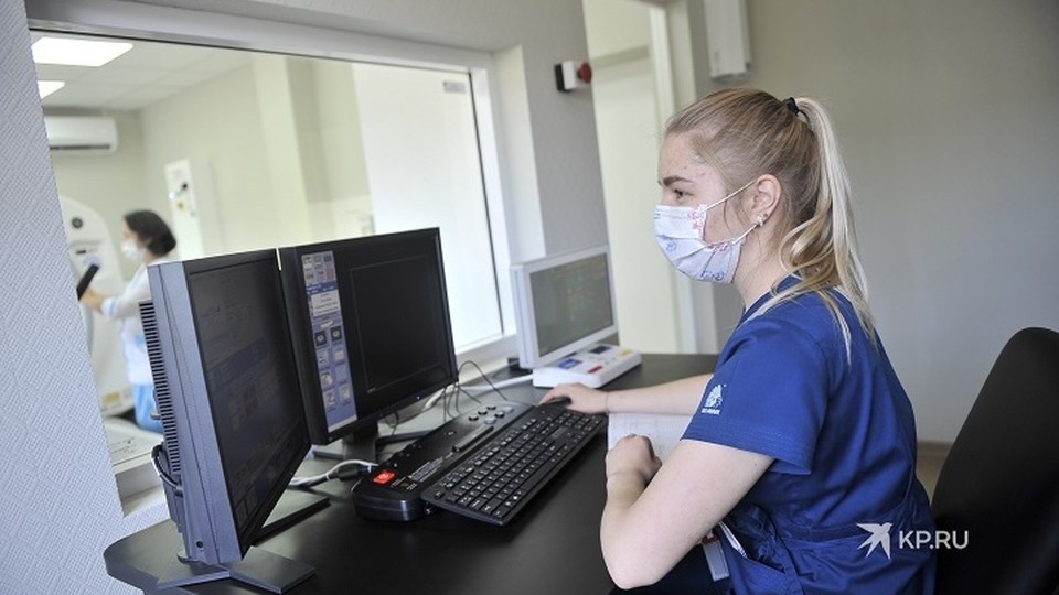 В Свердловской области медиков переоденут в униформу разных цветов