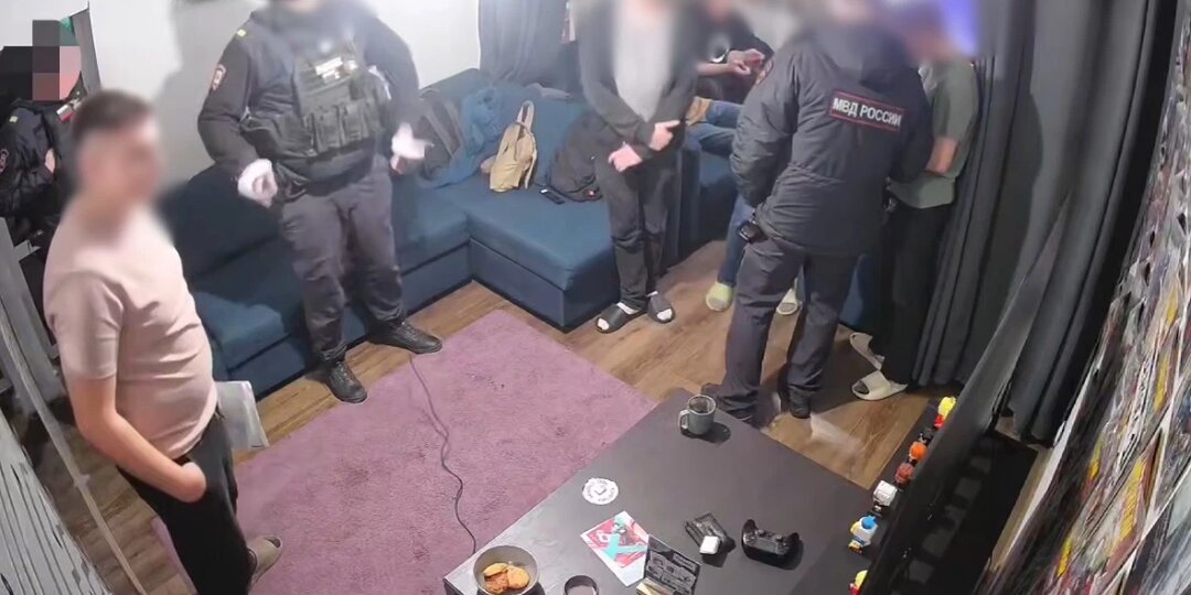 Полицейский играл в VR в Казачьем переулке во время задержания уклониста