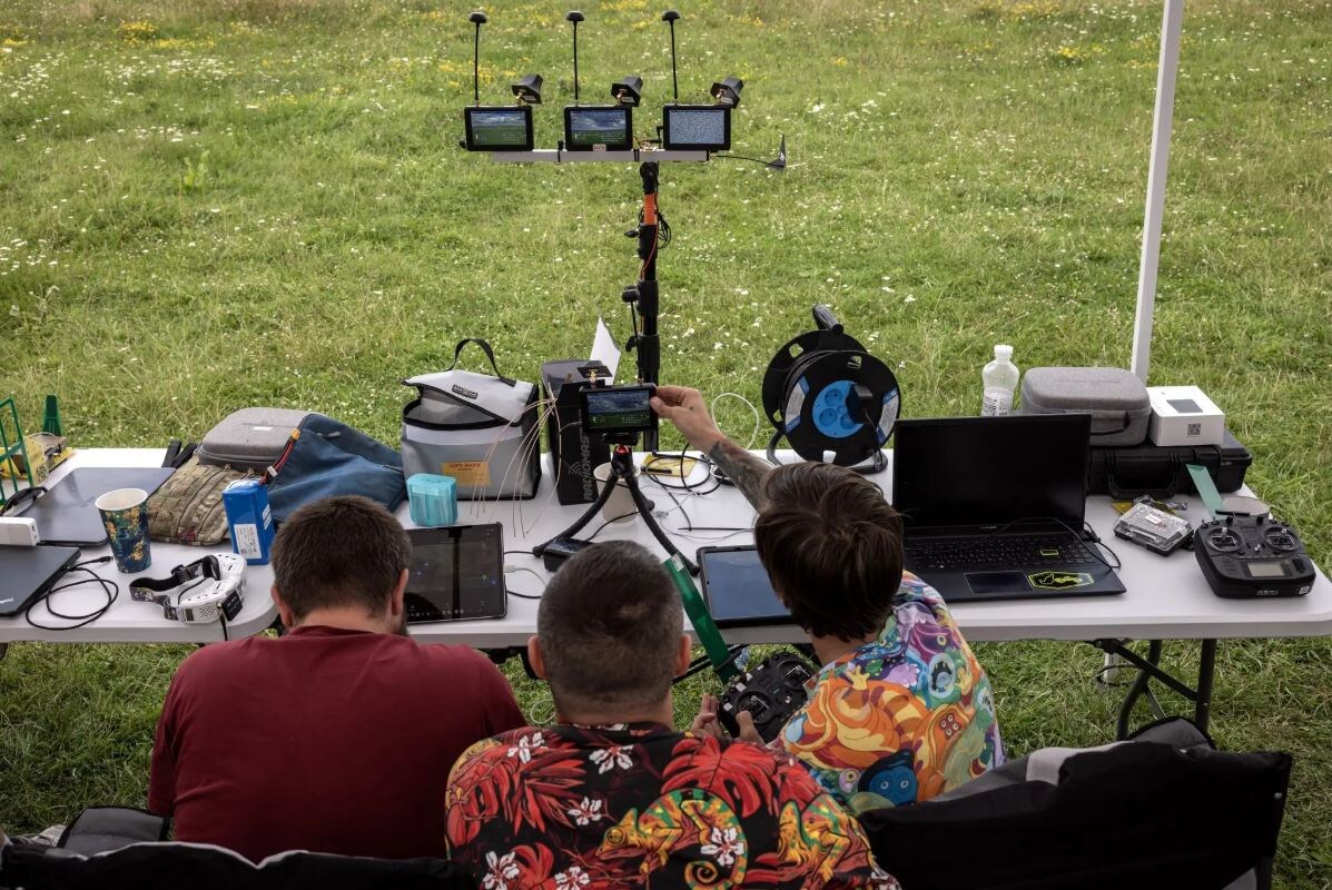 Солдаты проходят обучение в компании Sine Engineering. Pasika, позволяет одному оператору управлять несколькими дронами одновременно, поражая цели в быстрой последовательности «роевых атак». Финбарр О'Рейли, The New York Times