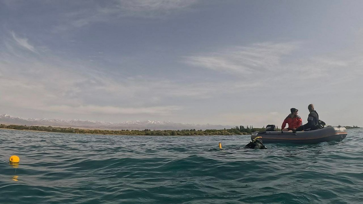 Для исследования дна используют российский подводный робот «Трионикс 6М». Его главное преимущество перед водолазами — система позиционирования: четыре буя по периметру позволяют фиксировать точные GPS-координаты находок. Фото: Русское географическое общество