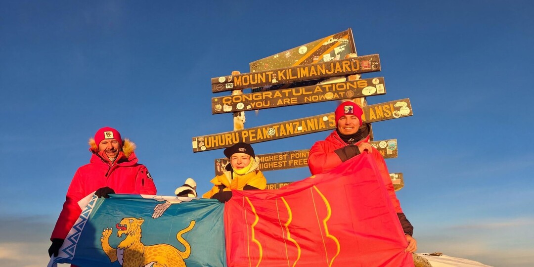 Уроженка Великих Лук развернула флаг города на вершине Килиманджаро