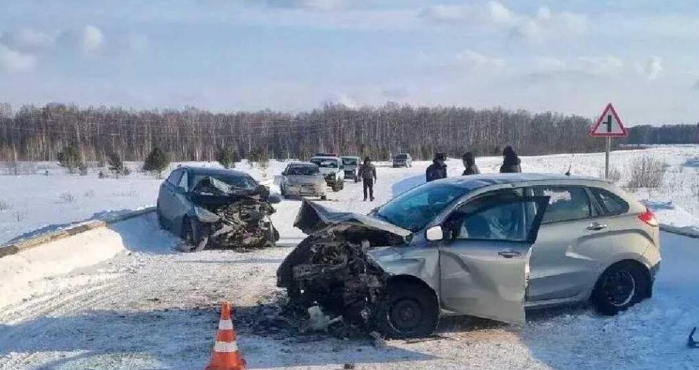 В ДТП на скользкой трассе под Омском пострадали пять человек