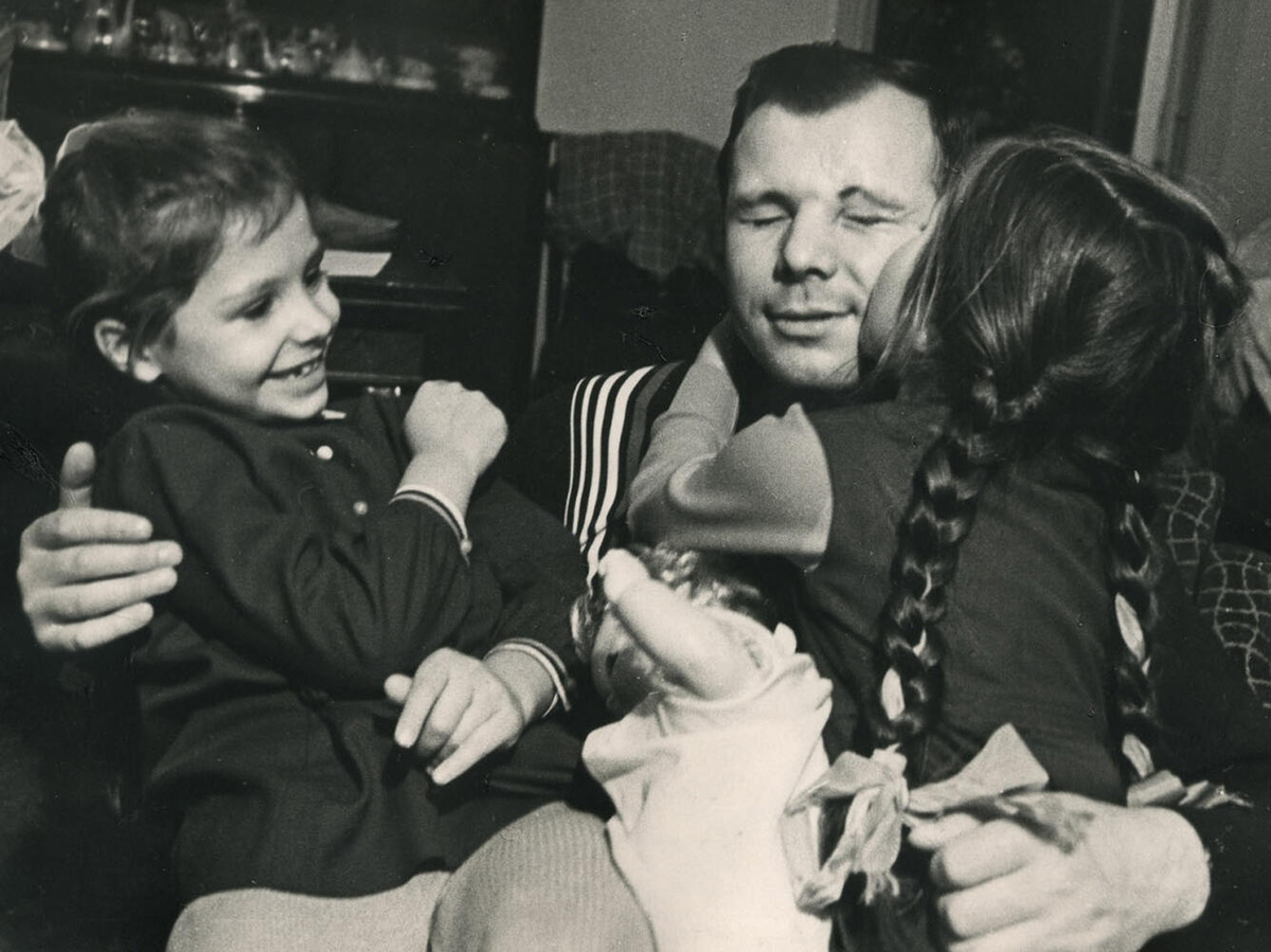 Юрий Гагарин с дочерьми. Источник mk.ru